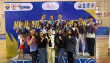 Ketua Pengcab GI Tanjab Barat Diana Maylan Wijaya Bersama Pelatih, Official dan Atlet (GI)