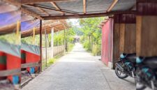 Bangunan Atap Semi Permanen Diatas Jalan Lingkungan Parit 11, RT 07, Dusun Mulya, Desa Karya Maju, Kecamatan Pengabuan