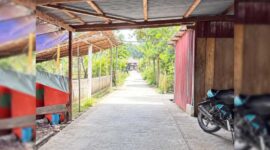 Bangunan Atap Semi Permanen Diatas Jalan Lingkungan Parit 11, RT 07, Dusun Mulya, Desa Karya Maju, Kecamatan Pengabuan