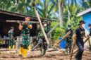 Prajurit TNI Kodim 0419/Tanjab Bersama Warga Bahu Membahu Robohkan Rumah Pak Mulyono 