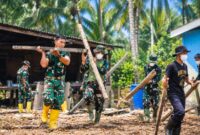 Prajurit TNI Kodim 0419/Tanjab Bersama Warga Bahu Membahu Robohkan Rumah Pak Mulyono 