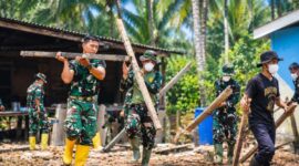 Prajurit TNI Kodim 0419/Tanjab Bersama Warga Bahu Membahu Robohkan Rumah Pak Mulyono 