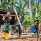 Prajurit TNI Kodim 0419/Tanjab Bersama Warga Bahu Membahu Robohkan Rumah Pak Mulyono 