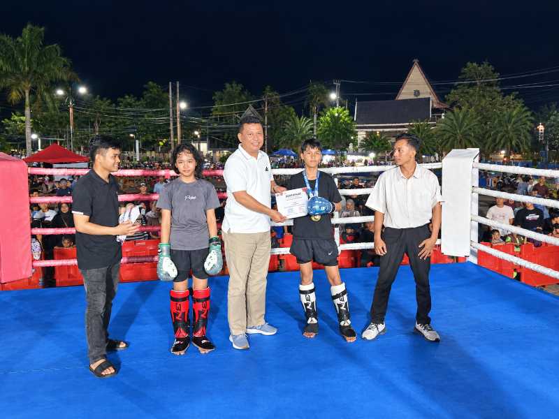 Wakil Bupati Katamso Menyerahkan Sertipikat dan Medali Kepada Fighter (Ist)