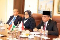 Menteri Ketenagakerjaan RI, Yassierli (kanan), memimpin delegasi Indonesia dalam pertemuan bilateral dengan Pemerintah Republik India di sela-sela rangkaian BRICS Labour and Employment Ministers’ Meeting (LEMM) di Hyderabad, India. Pertemuan ini fokus membahas strategi bersama dalam pengembangan talenta digital, ekosistem AI, serta perlindungan bagi pekerja informal dan pekerja gig. (Foto: Dok. Humas Kemnaker)