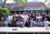 OPTIMALISASI MAGANG: Menteri Ketenagakerjaan (Menaker) Yassierli (tengah, kemeja putih) berfoto bersama para peserta dan mentor program Magang Nasional (MagangHub) saat meninjau pelaksanaan magang di PT Rasa Kreasi Karya (Tandhok Space), Semarang, Jawa Tengah, Selasa (31/3/2026). Kunjungan ini bertujuan memastikan industri kreatif menjadi "laboratorium" efektif bagi peningkatan kompetensi tenaga kerja muda di sektor ekonomi baru. (FOTO : Dok. Biro Humas Kemenaker)