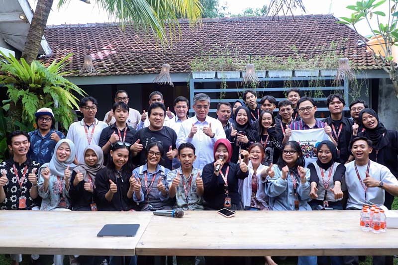 OPTIMALISASI MAGANG: Menteri Ketenagakerjaan (Menaker) Yassierli (tengah, kemeja putih) berfoto bersama para peserta dan mentor program Magang Nasional (MagangHub) saat meninjau pelaksanaan magang di PT Rasa Kreasi Karya (Tandhok Space), Semarang, Jawa Tengah, Selasa (31/3/2026). Kunjungan ini bertujuan memastikan industri kreatif menjadi 