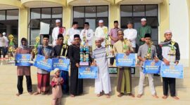 Bupati Tanjab Barat KH. Anwar Sadat Saat dan Wabup Hairan pada Acara Menyerahkan Tropi Pemenang Festival Takbir Keliling Idul Adha 2023 di Masjid Syikh Utsman Tungkal, Kamis (29/6/23). FOTO : Ist