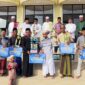 Bupati Tanjab Barat KH. Anwar Sadat Saat dan Wabup Hairan pada Acara Menyerahkan Tropi Pemenang Festival Takbir Keliling Idul Adha 2023 di Masjid Syikh Utsman Tungkal, Kamis (29/6/23). FOTO : Ist