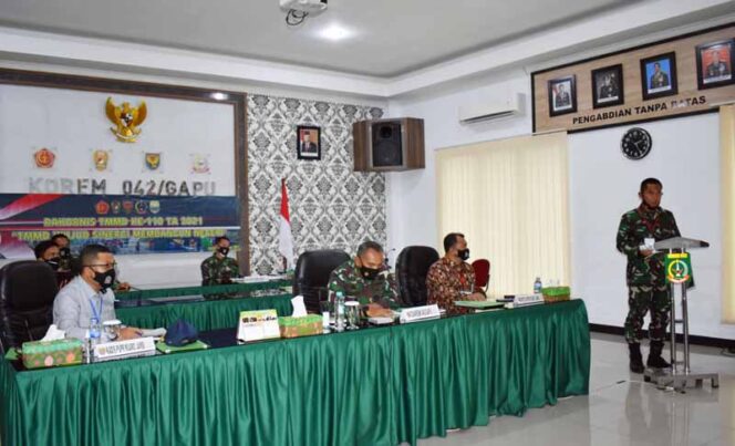 FOTO : Dandim 0415/Batanghari, Kolonel Inf J Hadiayanto saat paparan program TMMD ke 110 Tahun Anggran 2021 ke Pangdam II/Sriwijaya secara Virtual di Makorem 042/Gapu, Kamis (18/02/21).