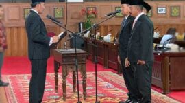 Ketua DPRD Provinsi Jambi Edi Purwanto Saat Melantik Ismed dan Andarno sebagai Anggota DPRD Provinsi Jambi PAW masa jabatan 2019-2024, Sabtu (28/10/23). FOTO : HMS