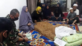 FOTO : Komandan Korem 042/Gapu, Brigjen TNI M. Zulkifli Saat Takziah di Rumah Duka, Kamis (03/09/20) Pagi.