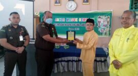 Kepala SMP Negeri 2 Kuala Tungkal Pauzan Najri, S. Pd menerima cinderamata dari Kasi Intelijen Kejari Tanjab Barat Muhammad Lutfi usai kegiatan Jaksa Masuk Sekolah, Kamis (11/8/22). FOTO : SMP Negeri 2