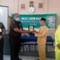 Kepala SMP Negeri 2 Kuala Tungkal Pauzan Najri, S. Pd menerima cinderamata dari Kasi Intelijen Kejari Tanjab Barat Muhammad Lutfi usai kegiatan Jaksa Masuk Sekolah, Kamis (11/8/22). FOTO : SMP Negeri 2