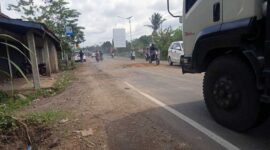 Jalan penghubung Jambi Merlung yang berlokasi di RT 9 Desa Sekernan kini kondisinya rusak berat dan berlobang.