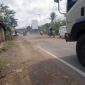 Jalan penghubung Jambi Merlung yang berlokasi di RT 9 Desa Sekernan kini kondisinya rusak berat dan berlobang.