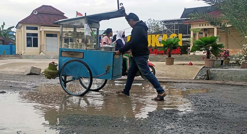 Kondisi Jalan di Belakang Rumah Dinas Bupati Tanjab Barat setelah Hujan. FOTO : Lintastungkal