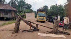Luapkan Kekecewaan, Warga Desa Mudung Darat Muaro Sebo Belokiran Jalan di Desa Mereka. FOTO : Amieen