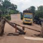 Luapkan Kekecewaan, Warga Desa Mudung Darat Muaro Sebo Belokiran Jalan di Desa Mereka. FOTO : Amieen