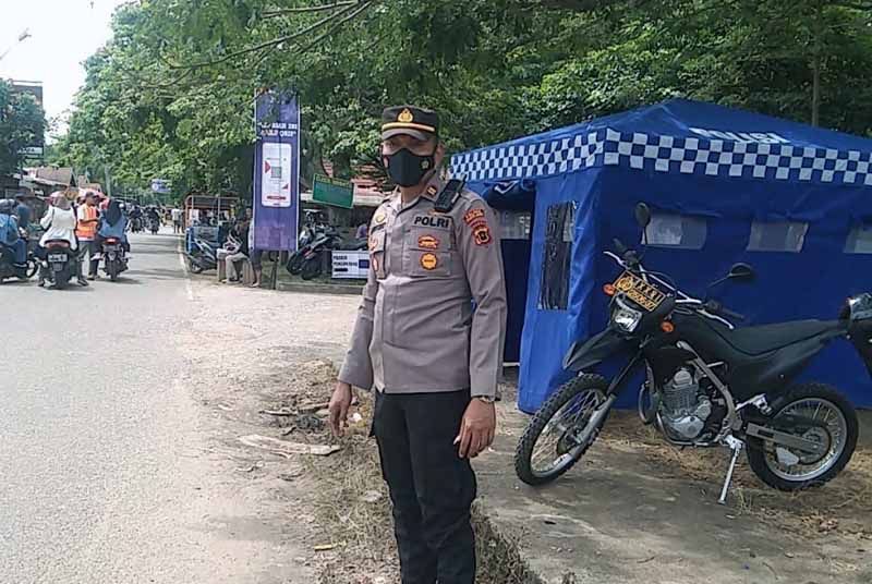 Kapolsek Muaro Jambi IPTU Wiwik Utomo Saat di Pos Pengamanan Pintu Masuk Kawasan Percandian Muaro Jambi. FOTO : Noval
