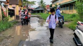 Begini Kondisi jalan lingkungan belakang SDN 5 Kuala Tungkal dan Masjid Baiturrahim ketia Musim Penghujan. FOTO : LT