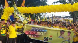 Ketua DPD I Partai Golkar Provinsi Jambi H Cek Endra Saat Melepas Peserta Jalan Sehat Titik Star di Kawasan Kantor Gubernur Jambi, Minggu, (16/10/22). FOTO : Dhea/LT