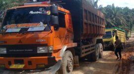 Jalan Poros Sungai Bahar Rusak Parah dan Macet. FOTO : Ms/BIN