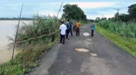 Sejumlah Warga Memasang Tanda Darurat di Lokasi Abrasi Dimana Abrasinya Sudah Menghanyutkan sejumlah titi Sisi atau Bahu Jalan. FOTO : Ary Boy/LT.