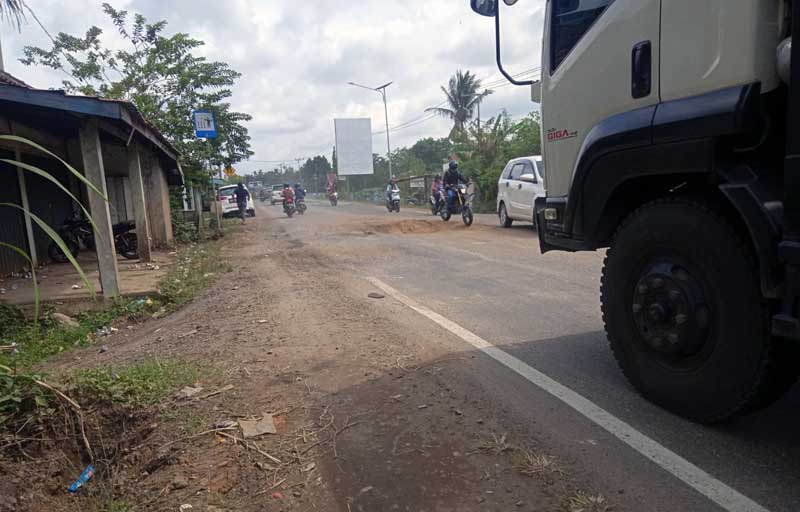 Jalan penghubung Jambi Merlung yang berlokasi di RT 9 Desa Sekernan kini kondisinya rusak berat dan berlobang.