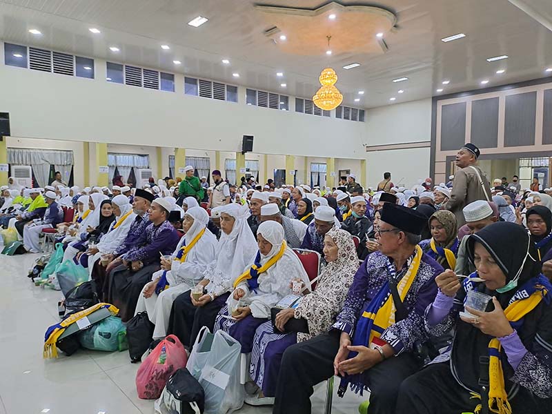 Jemaah Haji dari Tanjung Jabung Barat Saat Berada di Asrama Haji Antara Jambi setelah menyelesaikan rangkaian ibadah haji di Arab Saudi, Jumat (19/7/24) malam. FOTO : Bag Kesra