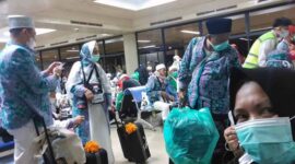 Jamaah Haji Asal Tanjab Barat saat tiba di Bandara Hang Nadim Batam, Sabtu (6/8/22) malam. FOTO : Kesra