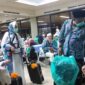 Jamaah Haji Asal Tanjab Barat saat tiba di Bandara Hang Nadim Batam, Sabtu (6/8/22) malam. FOTO : Kesra