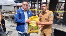 Jamal Darmawan Sie Anggota DPRD dari Partai Demokrat saat memberikan bantuan untuk Korban kebakaran yang diterima langsung oleh Syofian Lurah Kampung Nelayan, Selasa (24/5/22). FOTO : Ist