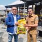 Jamal Darmawan Sie Anggota DPRD dari Partai Demokrat saat memberikan bantuan untuk Korban kebakaran yang diterima langsung oleh Syofian Lurah Kampung Nelayan, Selasa (24/5/22). FOTO : Ist