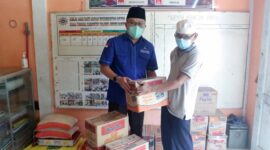 Jamal Darmawan memberikan bantuan yang diterima langsung Pengurus Panti Asuhan Muhammadiyah, Selasa (29/3/22). FOTO : Istimewa