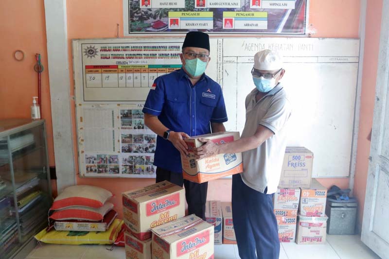 Jamal Darmawan memberikan bantuan yang diterima langsung Pengurus Panti Asuhan Muhammadiyah, Selasa (29/3/22). FOTO : Istimewa