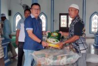 Jamal Darmawan, Sie, SE, MM Dirut PT Budiman Sukses menyerahkan bantuan CSR kepada Pengurus Surau Al Ikhlas Desa Pembengis, Jum'at (24/6/22). FOTO : Ist