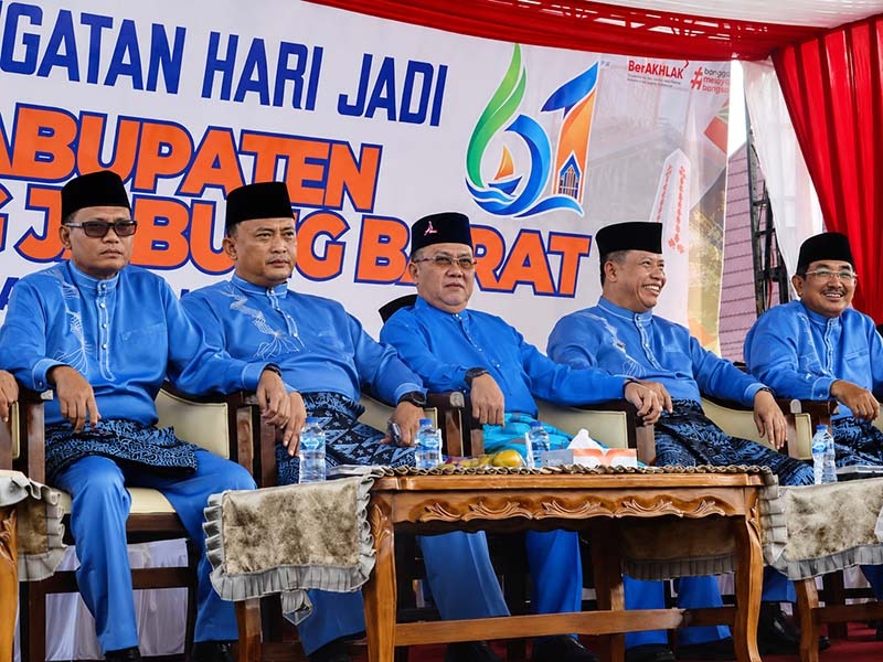 Anggota DPRD Tanjung Jabung Barat, Jamal Darmawan Sie, SE, MM (tengah), duduk bersama jajaran Forkopimda saat menghadiri Upacara Peringatan Hari Jadi ke-61 Kabupaten Tanjung Jabung Barat di Alun-Alun Kota Kuala Tungkal, Senin (10/8/2026). (FOTO : Dok. Humas)