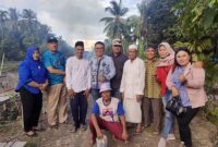 Jamal Darmawan, Sie foto bersama warga Dusun Makmur Desa Tungkal I, Kecamatan Tungkal Ilir. FOTO : Ist