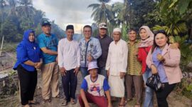 Jamal Darmawan, Sie foto bersama warga Dusun Makmur Desa Tungkal I, Kecamatan Tungkal Ilir. FOTO : Ist