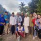 Jamal Darmawan, Sie foto bersama warga Dusun Makmur Desa Tungkal I, Kecamatan Tungkal Ilir. FOTO : Ist