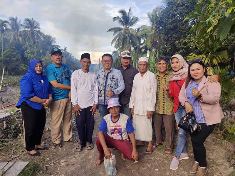 Jamal Darmawan, Sie foto bersama warga Dusun Makmur Desa Tungkal I, Kecamatan Tungkal Ilir. FOTO : Ist