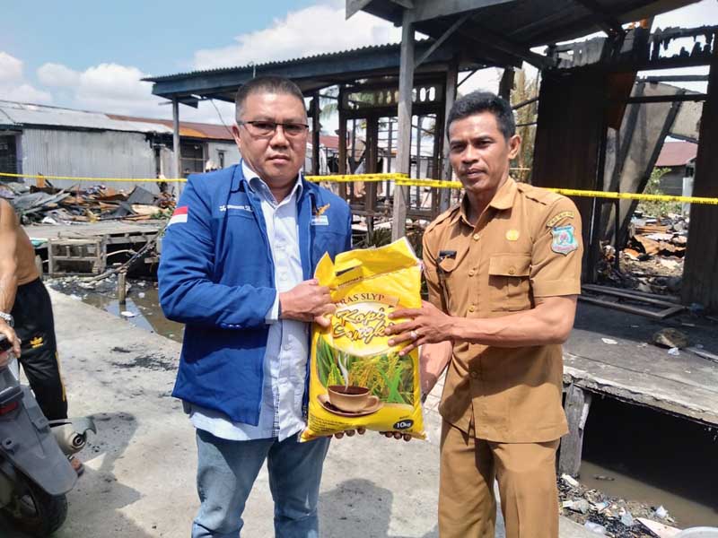 Jamal Darmawan Sie Anggota DPRD dari Partai Demokrat saat memberikan bantuan untuk Korban kebakaran yang diterima langsung oleh Syofian Lurah Kampung Nelayan, Selasa (24/5/22). FOTO : Ist