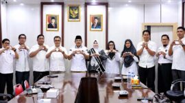 Bupati Tanjab Barat Anwar Sadat dan Bunda PAUD Fadhilah Sadat foto bersama para Kepala OPD usai Rakor Program JAMBUL di Ruang Rapat Bupati, Rabu (24/06). Bupati menginstruksikan OPD kerja total demi suksesnya program wajib belajar 13 tahun. (Foto: Istimewa)