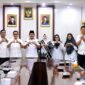 Bupati Tanjab Barat Anwar Sadat dan Bunda PAUD Fadhilah Sadat foto bersama para Kepala OPD usai Rakor Program JAMBUL di Ruang Rapat Bupati, Rabu (24/06). Bupati menginstruksikan OPD kerja total demi suksesnya program wajib belajar 13 tahun. (Foto: Istimewa)