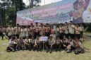 Bupati Tanjab Barat H. Anwar Sadat bersama Ketua Kwarcab Hermansyah memberikan dukungan moril langsung dengan berfoto bersama adik-adik Pramuka Penggalang kontingen Tanjab Barat di arena Jambore Daerah Jambi 2026 di Muaro Jambi. Sebanyak 48 utusan terbaik dikirim untuk mengikuti ajang lima tahunan ini. (FOTO : Dok. Prokopim Tjb)