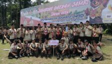 Bupati Tanjab Barat H. Anwar Sadat bersama Ketua Kwarcab Hermansyah memberikan dukungan moril langsung dengan berfoto bersama adik-adik Pramuka Penggalang kontingen Tanjab Barat di arena Jambore Daerah Jambi 2026 di Muaro Jambi. Sebanyak 48 utusan terbaik dikirim untuk mengikuti ajang lima tahunan ini. (FOTO : Dok. Prokopim Tjb)