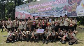 Bupati Tanjab Barat H. Anwar Sadat bersama Ketua Kwarcab Hermansyah memberikan dukungan moril langsung dengan berfoto bersama adik-adik Pramuka Penggalang kontingen Tanjab Barat di arena Jambore Daerah Jambi 2026 di Muaro Jambi. Sebanyak 48 utusan terbaik dikirim untuk mengikuti ajang lima tahunan ini. (FOTO : Dok. Prokopim Tjb)