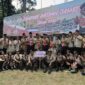 Bupati Tanjab Barat H. Anwar Sadat bersama Ketua Kwarcab Hermansyah memberikan dukungan moril langsung dengan berfoto bersama adik-adik Pramuka Penggalang kontingen Tanjab Barat di arena Jambore Daerah Jambi 2026 di Muaro Jambi. Sebanyak 48 utusan terbaik dikirim untuk mengikuti ajang lima tahunan ini. (FOTO : Dok. Prokopim Tjb)