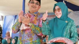 Bupati H. Anwar Sadat didampingi Ketua TP-PKK Hj. Fadhilah Sadat pada Acara Jambore Kader PKK Tingkat Kabupaten Tanjung Jabung Barat Tahun 2023, Kamis (19/10/23). FOTO : DOKPIM